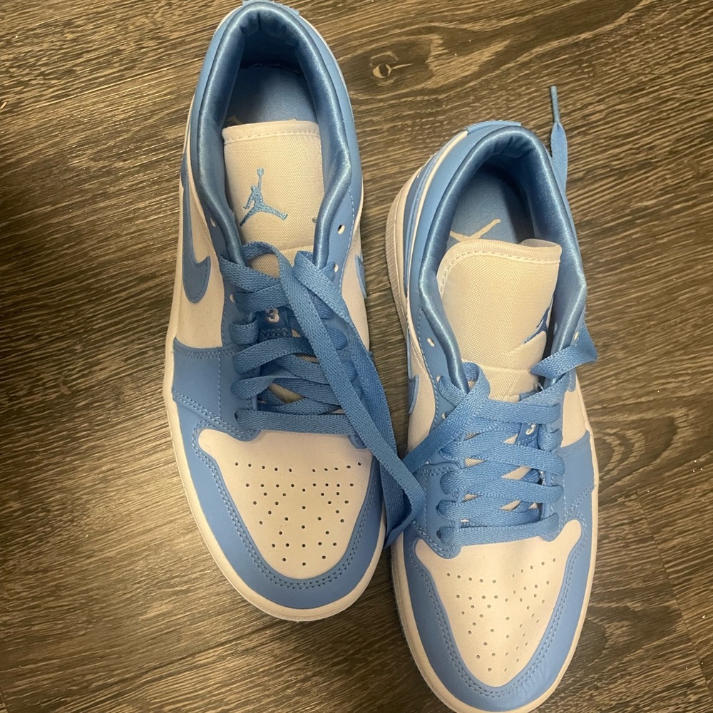 UNC Women’s Dunk Lows (2021) Size 8